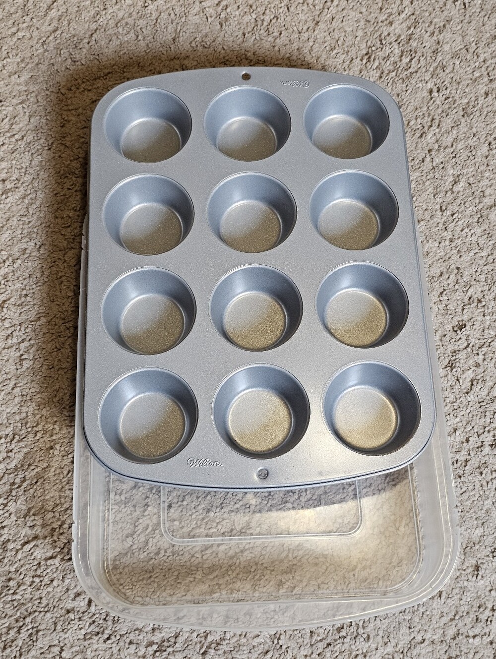 New! Wilton Premium 12 Cup Nonstick Metal Muffin / Cupcake Pan with Snap on Lid